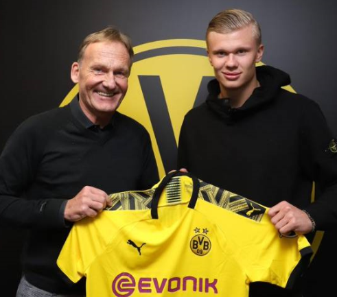 斯基拉丨米兰球探现场考察萨索洛两后卫（斯基拉：米兰球探赴现场考察萨索洛两名后卫）